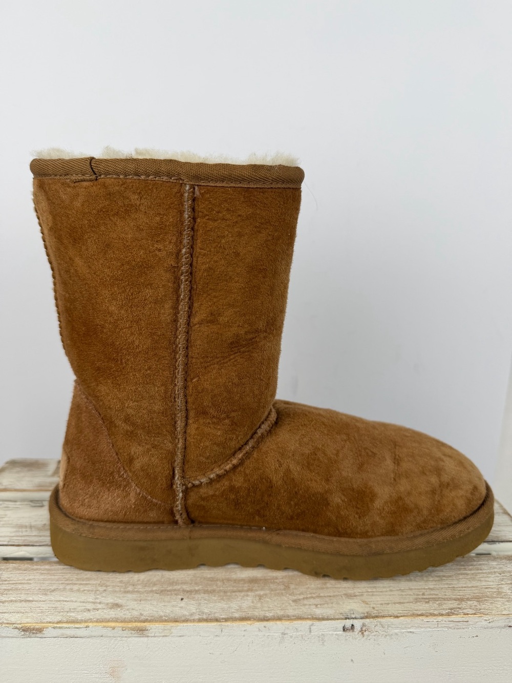 UGG Classic Short boots featuring a plush sheepskin lining women’s size 7 - Picture 3 of 13